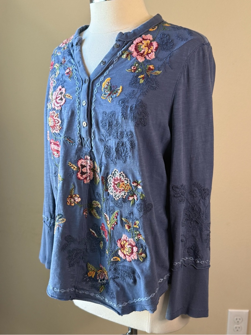 Sundance Blue Floral Embroidered Long Sleeve Henley Size Large - Picture 5 of 10